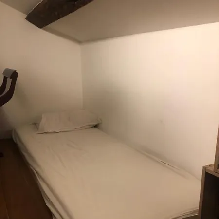 Апартаменты Charming On Floor In Marais -5p