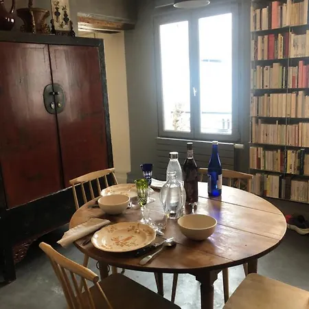 Апартаменты Charming On Floor In Marais -5p Париж